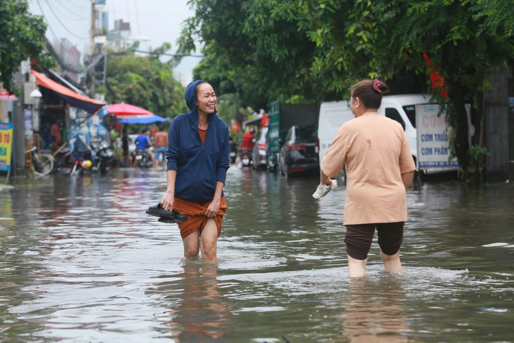  Người dân buộc phải “bì bõm” lội nước, thậm chí chấp nhận cảnh cho xe lội nước vì không còn con đường nào khác để lưu thông. Ảnh: Anh Tú