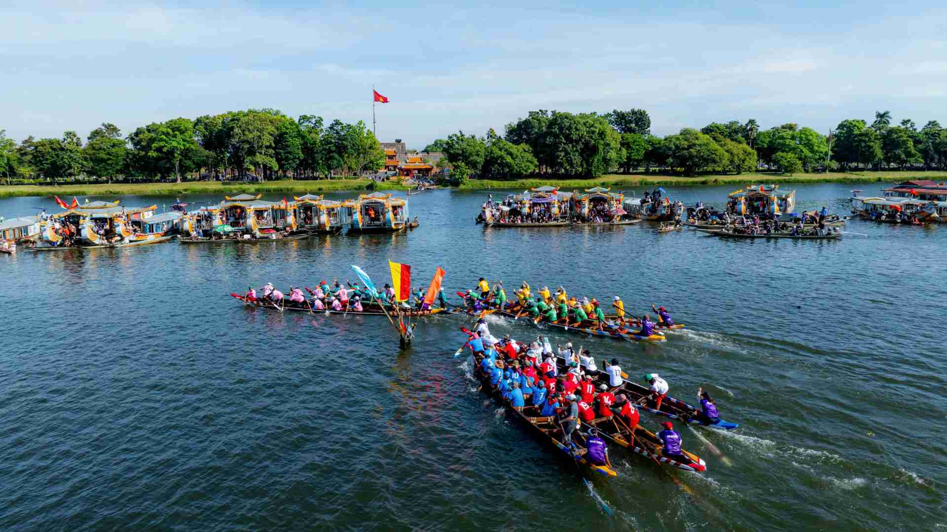 On September 2, at the Huong River, the Department of Culture and Sports of Thua Thien Hue province organized the 35th Traditional Boat Race of Thua Thien Hue province, with the participation of 9 units from wards and communes of 9 districts, towns and Hue city.