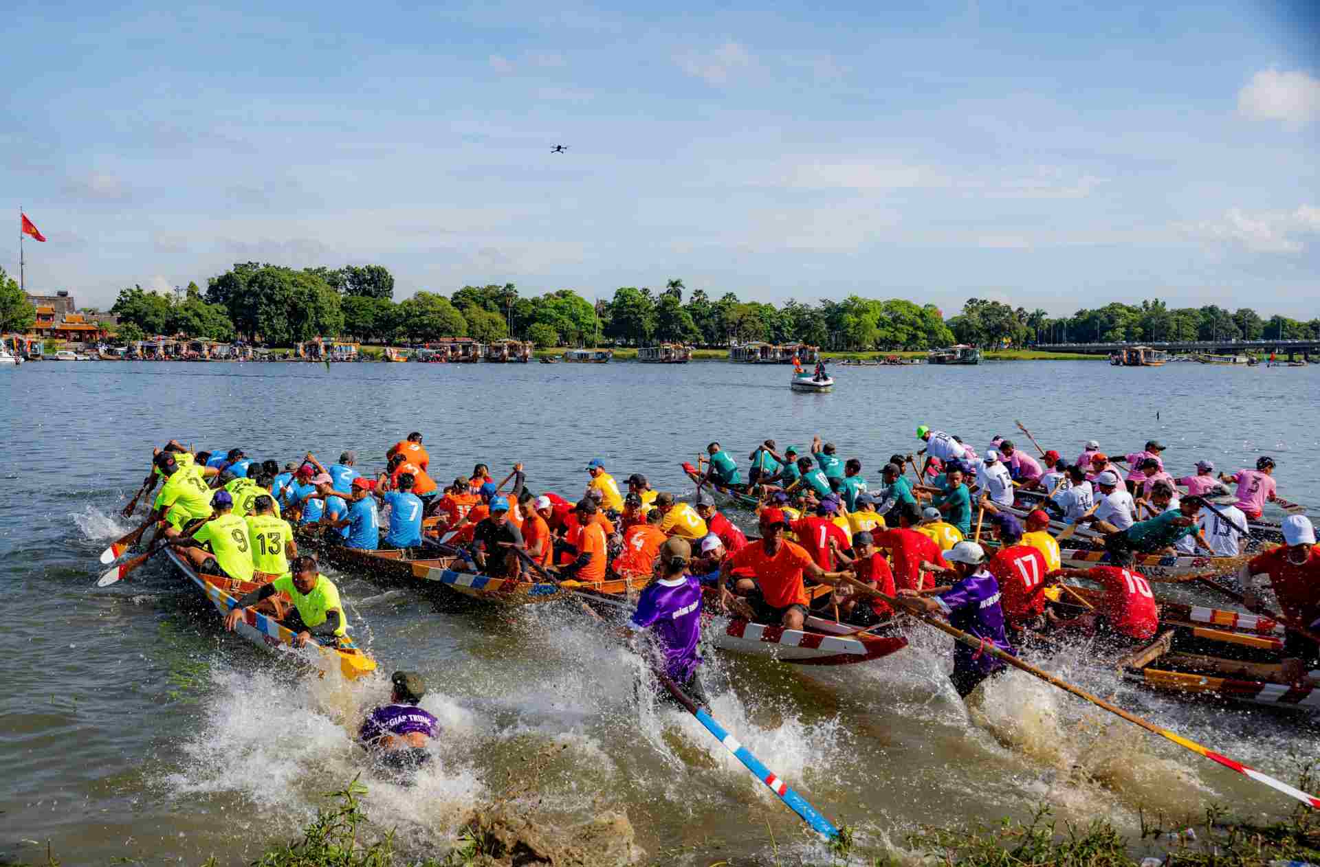 According to the Organizing Committee, the locality organized this year's Traditional Boat Racing to maintain and develop the movement of practicing traditional ethnic sports, preserving and promoting the local cultural and sports traditions.