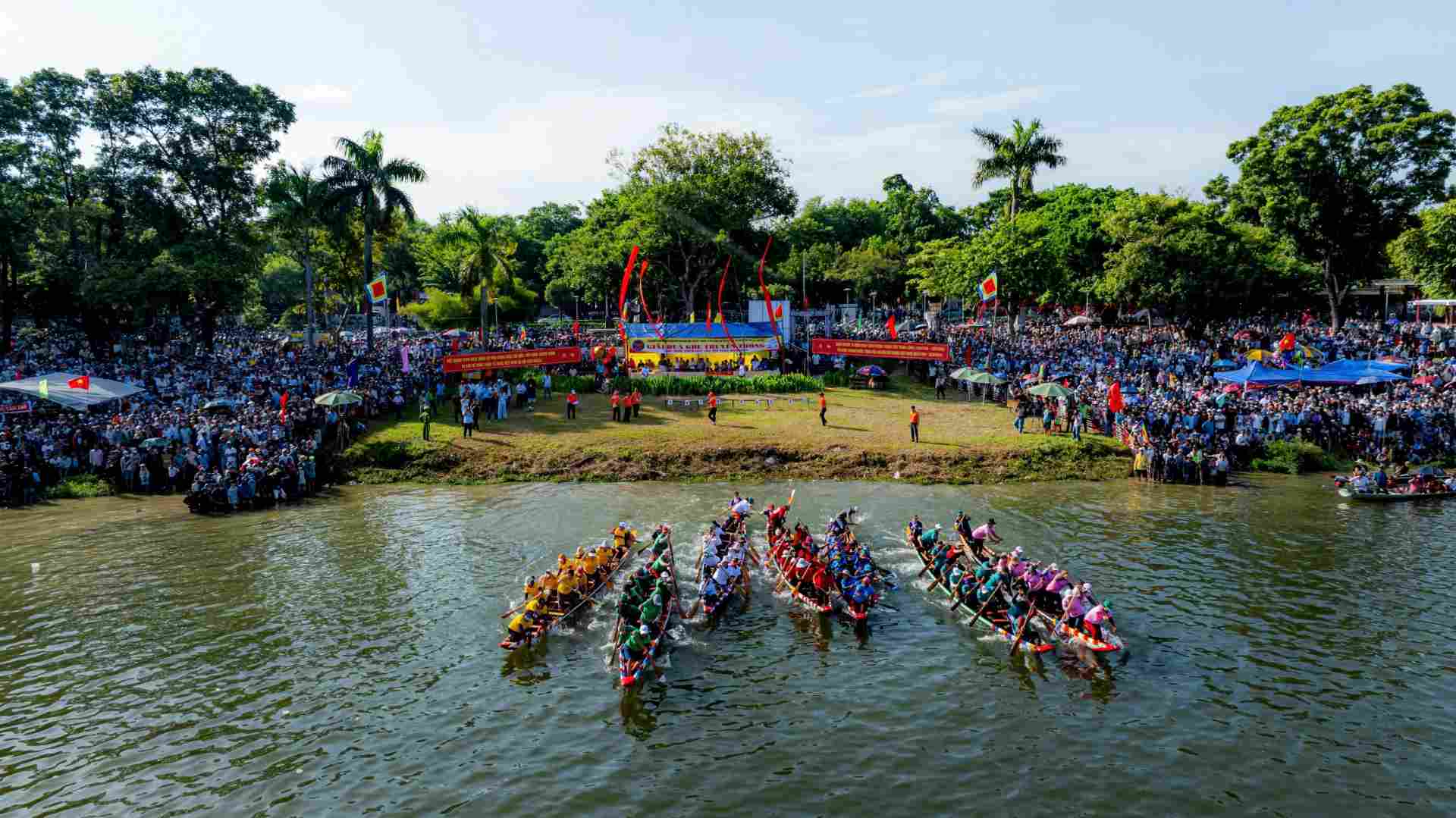 This year, the race gathered more than 300 male and female athletes competing in 10 races. Including the men's and women's races, swimming 3 laps and 6 turns (crossing the boat's bow); the men's and women's races, swimming 2 laps and 4 turns (turning the boat's bow).