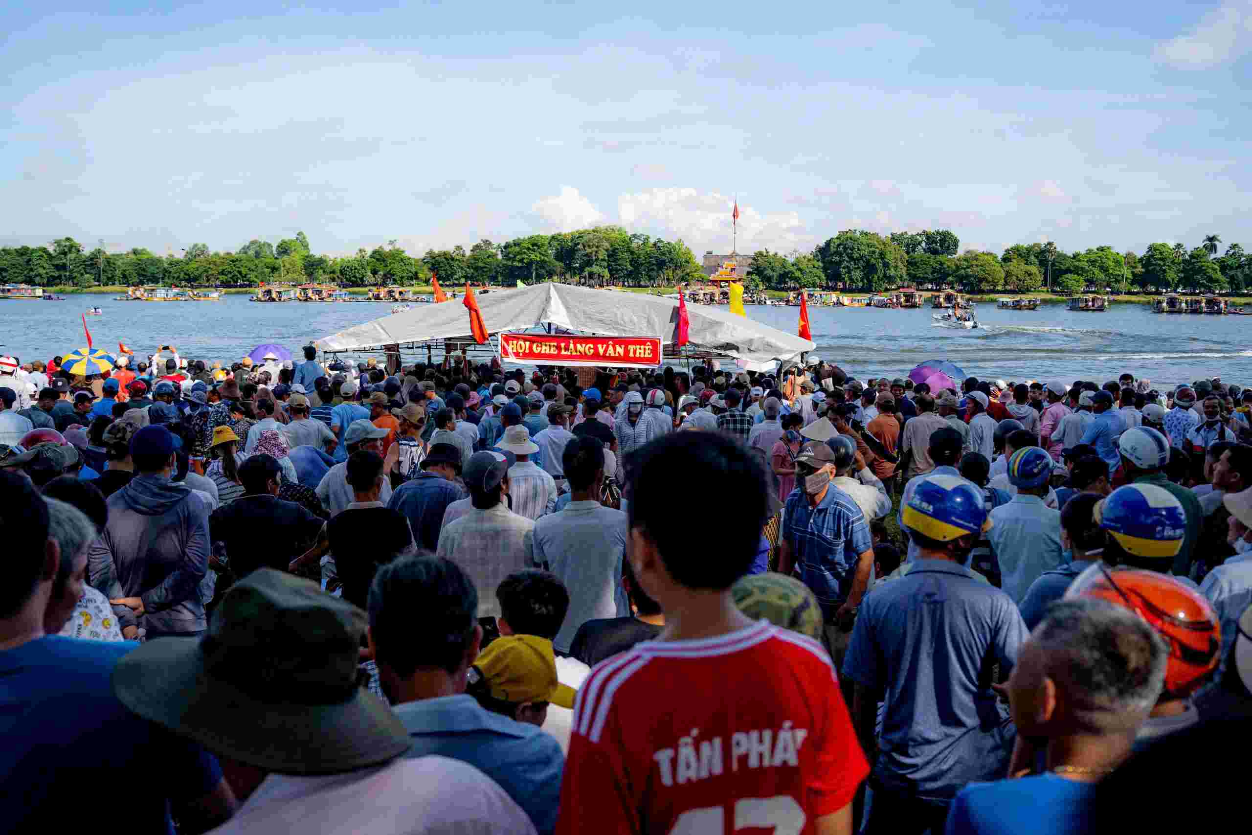 Giải đua diễn ra trong không khí vui tươi, phấn khởi chào mừng 79 năm Cách mạng Tháng 8 thành công và Quốc khánh 2.9.