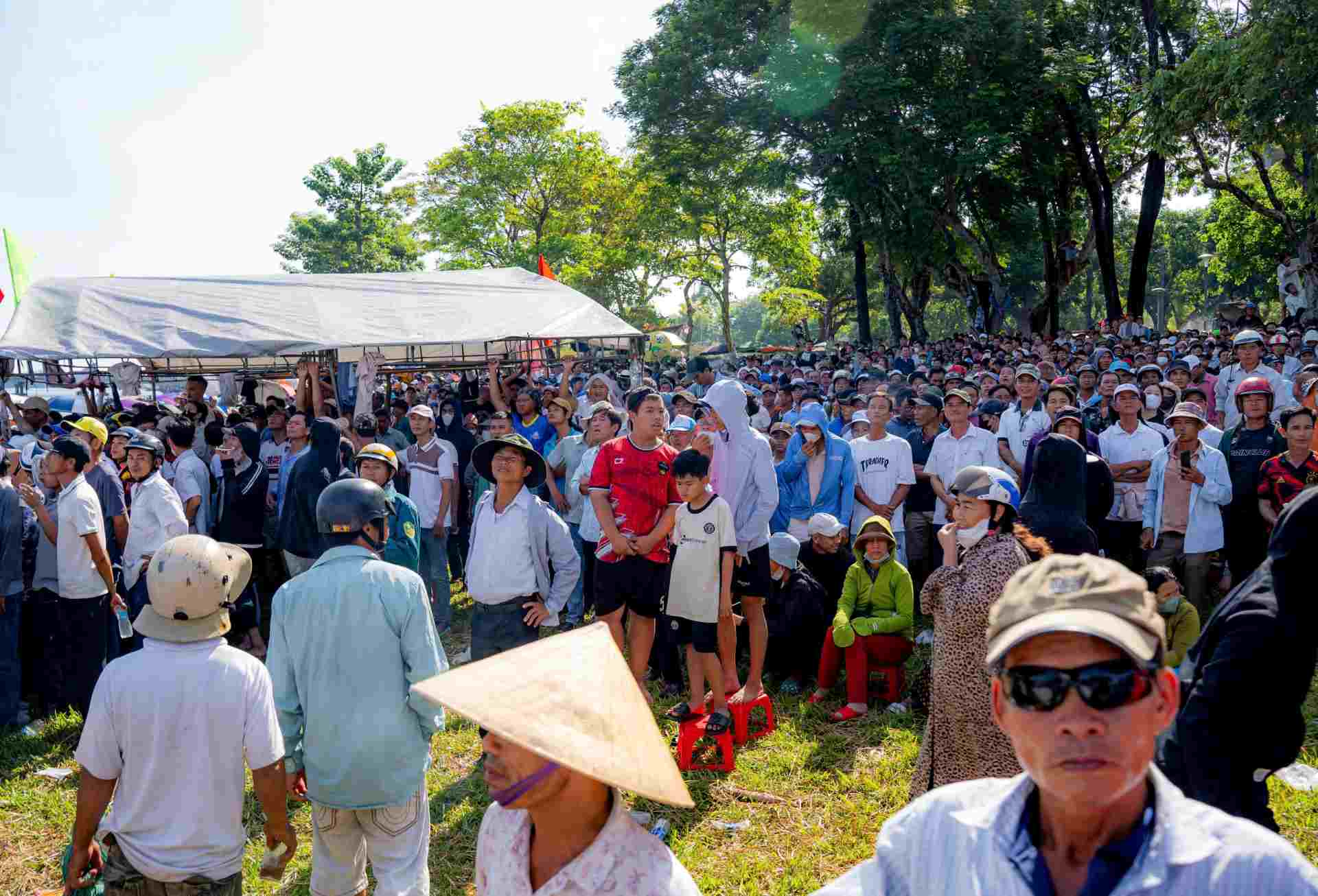 Đông đảo người dân, du khách đã đến cổ vũ nhiệt tình cho các đội đua, tạo nên không khí vui tươi, sôi nổi, góp phần khích lệ các đội đua nêu cao tính trung thực, tinh thần cao thượng, đoàn kết, thể hiện văn minh văn hóa trong thi đấu thể thao.