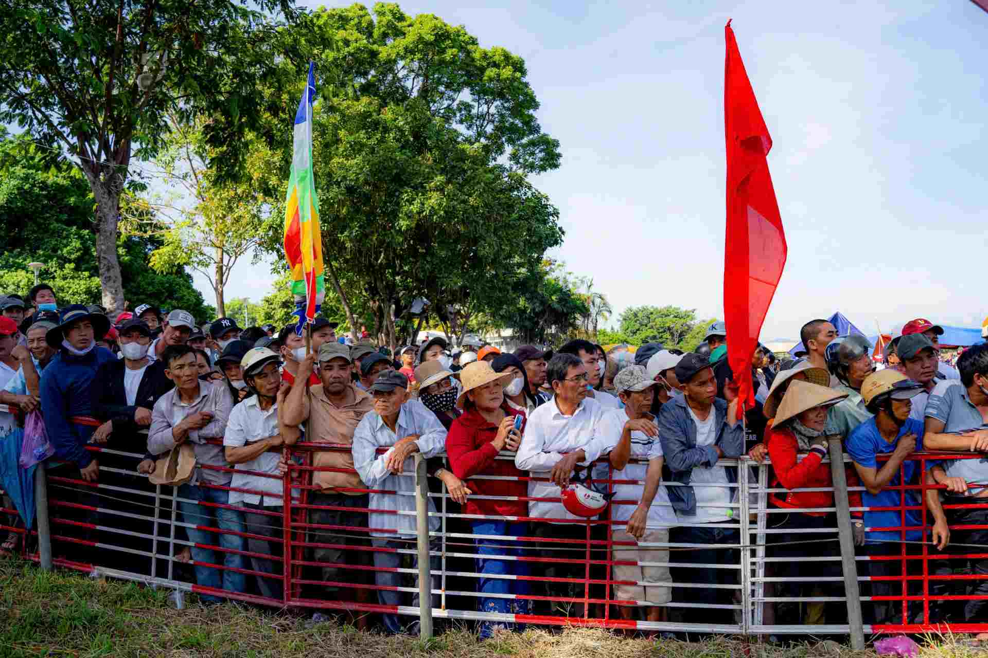 On land, the audience cheered enthusiastically for the racing teams, increasing the heat of the race and making it more dramatic.