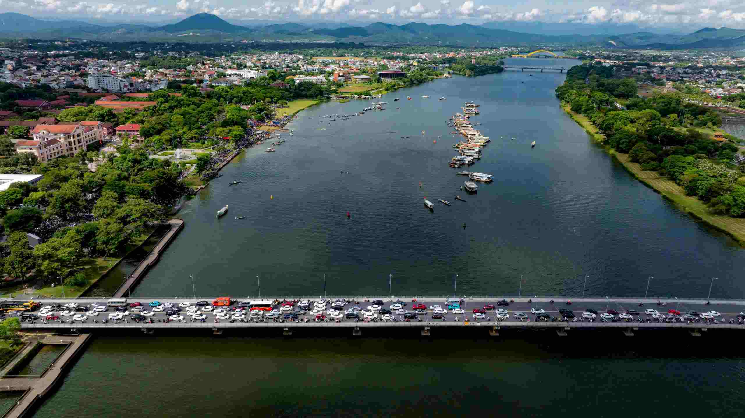 Below the river is the bustling, bustling atmosphere of spectators and racing teams. On the bridges, thousands of tourist cars and private cars move in a row to visit the relics.