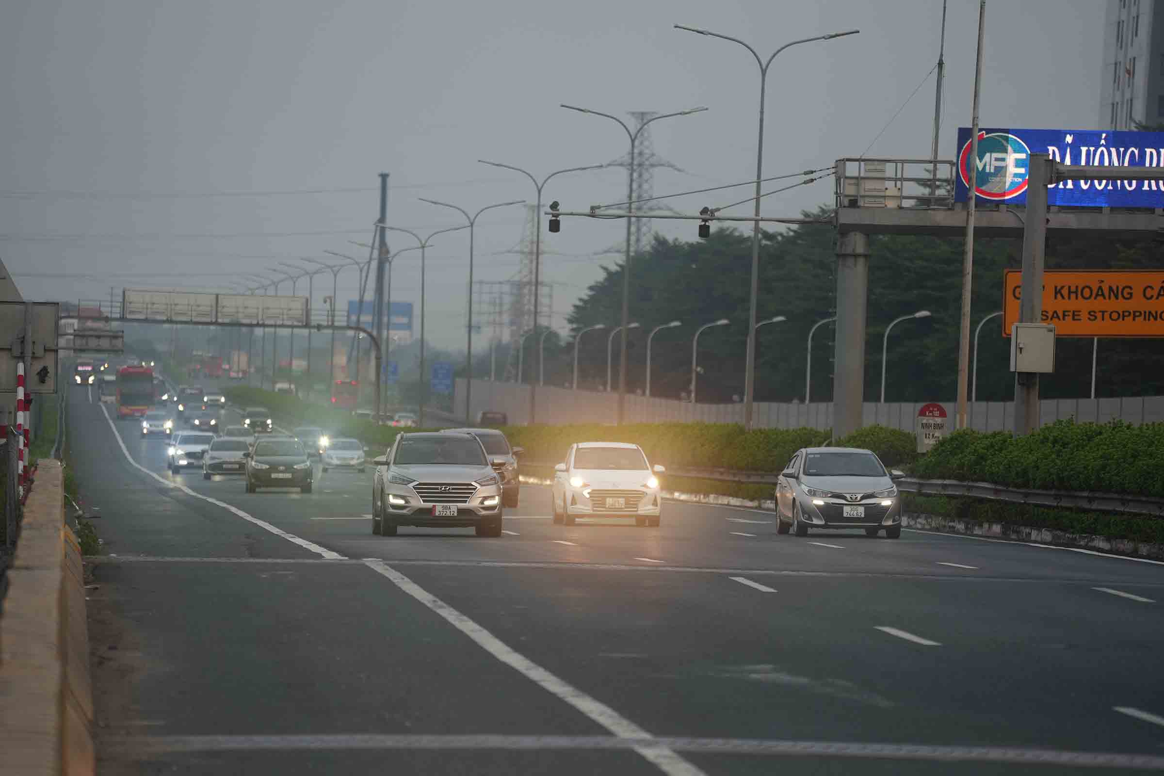 Các phương tiện di chuyển vào trung tâm thành phố thuận lợi. Ảnh: Hữu Chánh