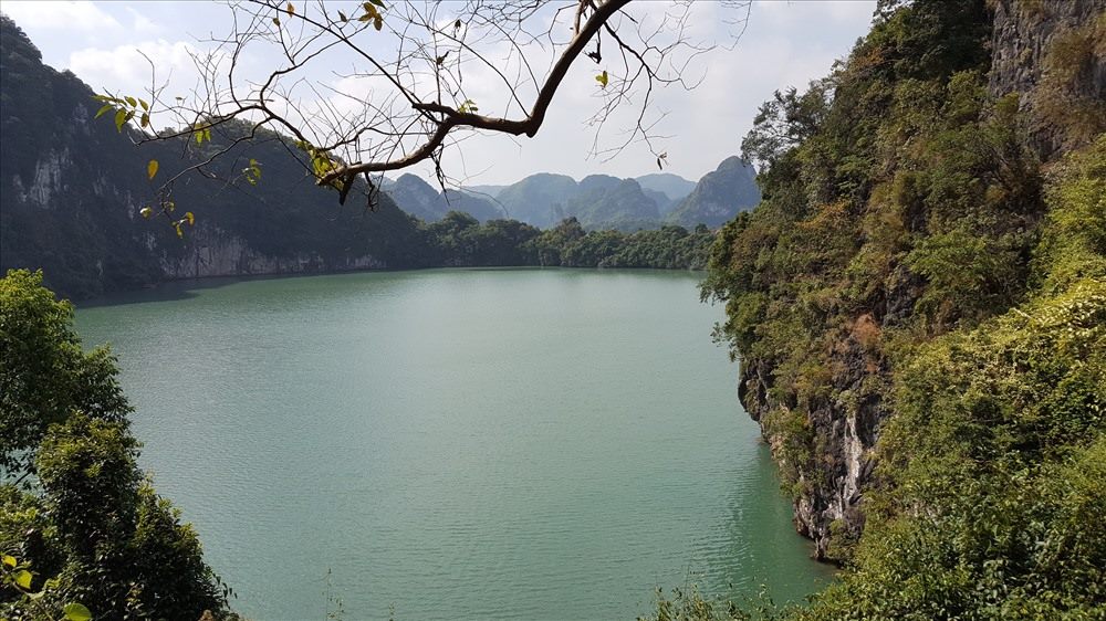 Me Cung Lake is one of the most beautiful saltwater lakes in Ha Long Bay. Photo: Ha Long Bay Management Board