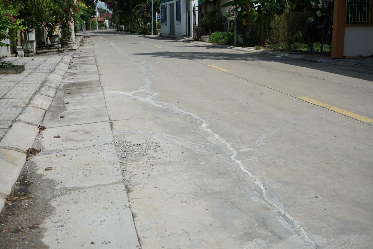 Cracks on the dike road (Dong Ninh commune, Dong Son district)