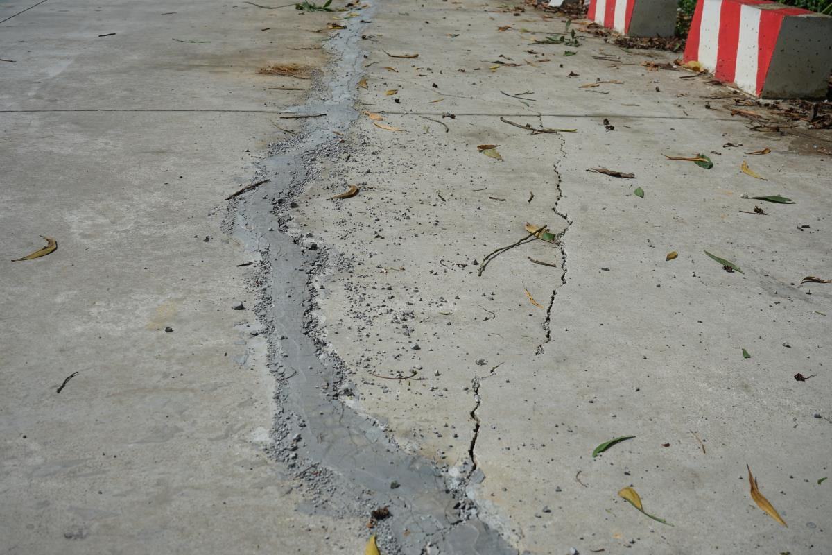 After cracks appeared on the road, the construction unit filled the cracks with cement. Photo: Quach Du