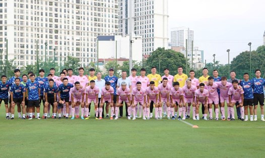 Lãnh đạo VFF gặp mặt, động viên tuyển Việt Nam. Ảnh: VFF
