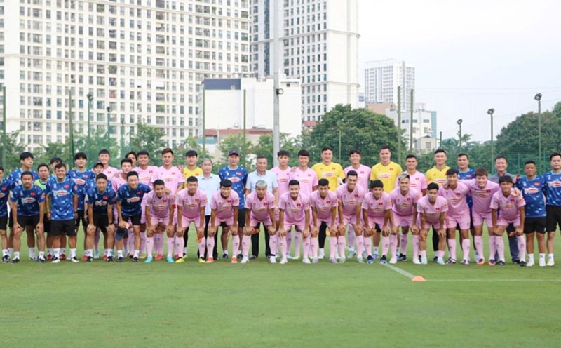Lãnh đạo VFF gặp mặt, động viên tuyển Việt Nam. Ảnh: VFF