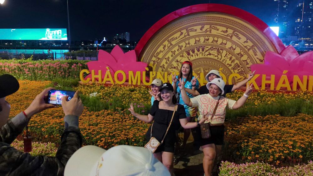 Đông nghịt người về trung tâm TPHCM xem bắn pháo hoa 2.9