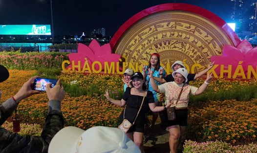 Đông nghịt người về trung tâm TPHCM xem bắn pháo hoa 2.9