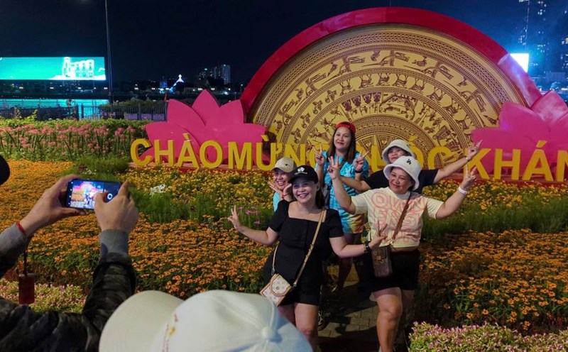 Đông nghịt người về trung tâm TPHCM xem bắn pháo hoa 2.9