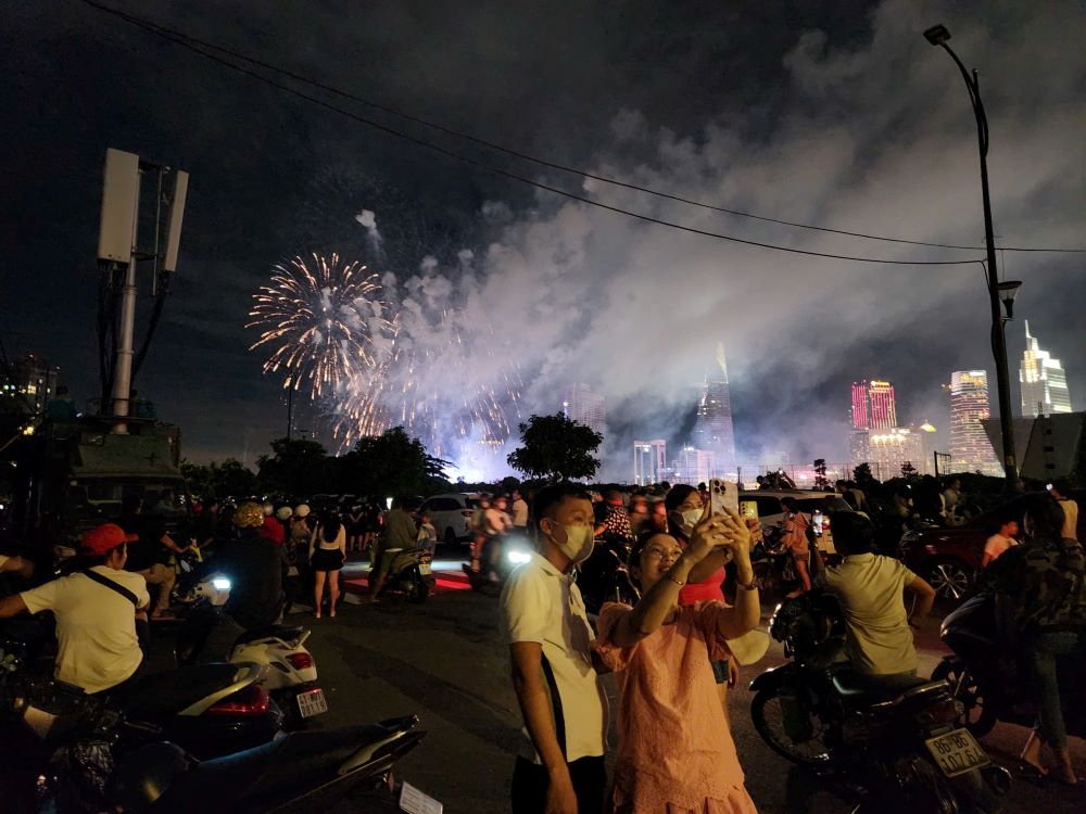 Ms. Nguyen Hong Ha (living in Binh Thanh District) and her friends captured the moment of the brilliant fireworks in the sky of Ho Chi Minh City. “We came very early to find a place to park and came here to choose a good spot to wait and watch the fireworks. This year's fireworks display is very beautiful, I am happy to join everyone in celebrating the great joy of the country,” Ms. Ha said.