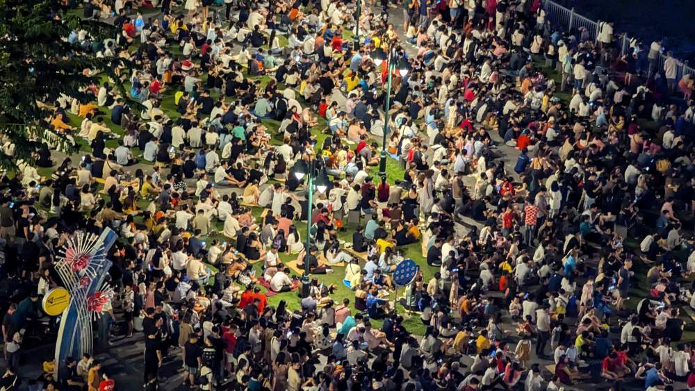 Sea of ​​people watching fireworks display to celebrate September 2nd.