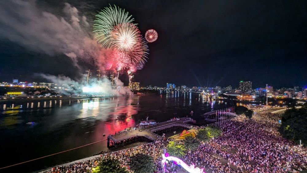 According to Lao Dong, on the evening of September 2, to celebrate the 79th anniversary of National Day, Ho Chi Minh City organized fireworks displays at two locations: the roof of the Saigon River Tunnel (Thu Thiem Ward, Thu Duc City) and at Dam Sen Cultural Park.