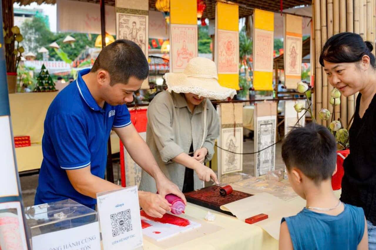 Mr. Bui Van Manh - Director of Ninh Binh Provincial Department of Tourism said that during the holiday from August 31 to September 3, 2024, Ninh Binh province is estimated to welcome 374,000 visitors, an increase of 67.9% compared to the 2023 holiday, of which international visitors are estimated to reach 74,000 visitors, an increase of 276.7% compared to 2023 (19,646 visitors), revenue is estimated to reach nearly 650 billion VND, an increase of 182.6% compared to 2023. Room occupancy rate reaches an average of 85-90%, with 100% room occupancy rate on the evening of September 31-01. Organizing tourism stimulus programs: Tam Coc culinary culture festival, nightly art performances in Hoa Lu ancient town, exploiting the new tourist destination of the Golden Pagoda, organizing to welcome a group of 5,500 Indian tourists to visit Trang An, Gia Vien District People's Committee organized a Cultural, Sports and Tourism Festival; tourist areas, locations and facilities organized many tourism stimulus programs and preferential policies to attract visitors. Security and order situation, tourism civilization were ensured, tourism images were reported by many media. Respectfully report. Photo: Nguyen Truong