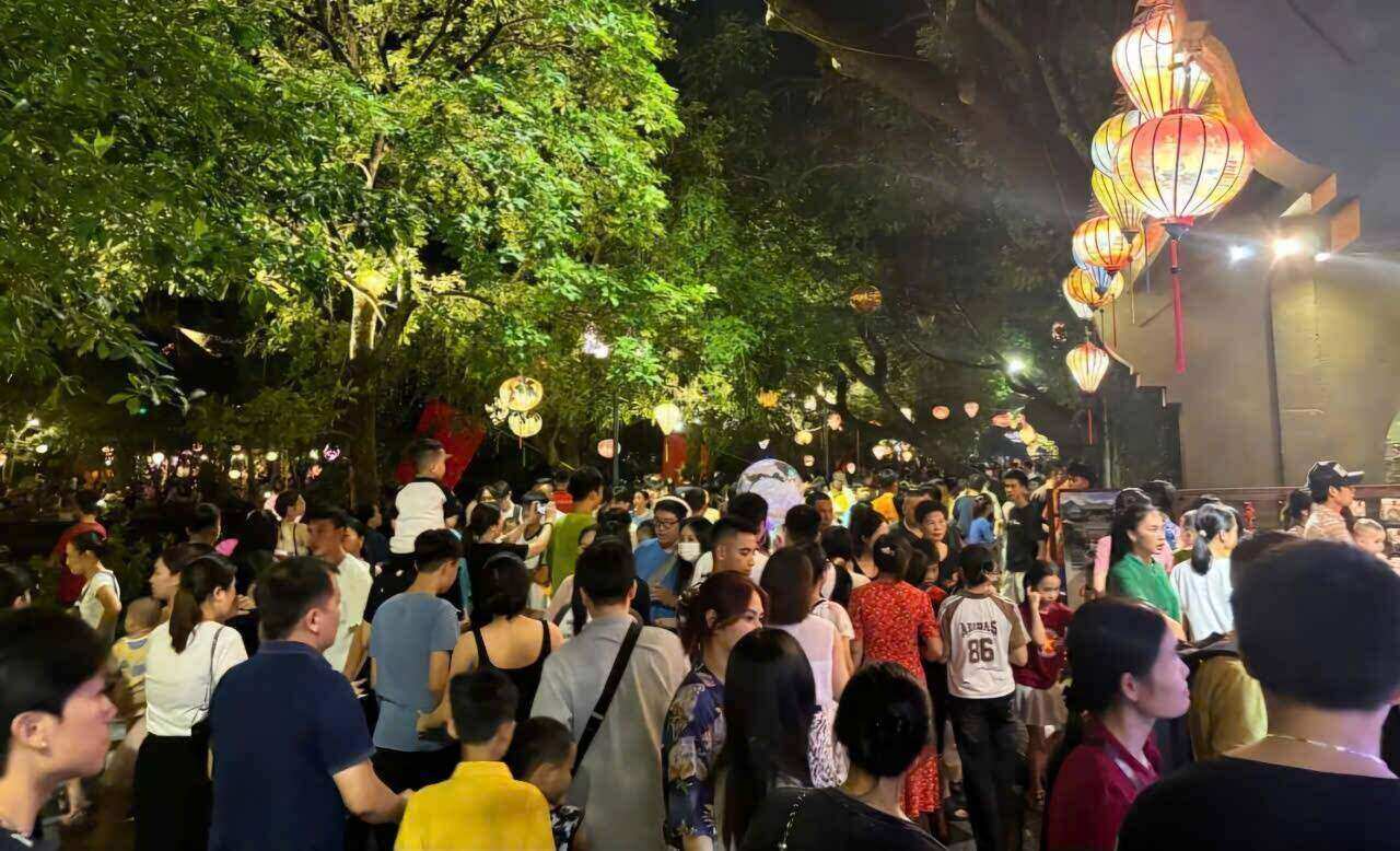 Hàng nghìn du khách đổ về khu vực phố cổ Hoa Lư (tại thành phố Ninh Bình) để tham quan và thưởng thức các chương trình văn nghệ. Ảnh: Phương Hà