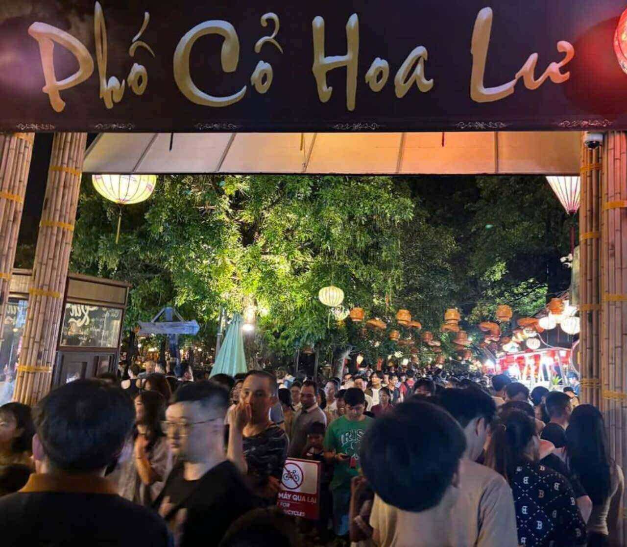 In the Hoa Lu ancient town area (Ninh Binh city), many cultural and artistic activities at night are organized, attracting a large number of locals and tourists. Photo: Phuong Ha