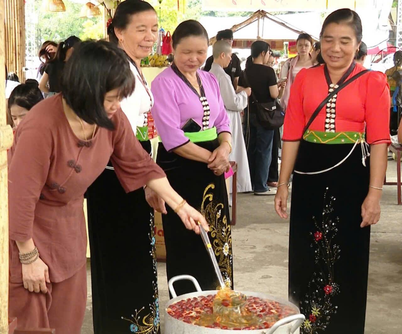 Locals and tourists participate in cultural and culinary activities at the Festival. Photo: Nguyen Truong