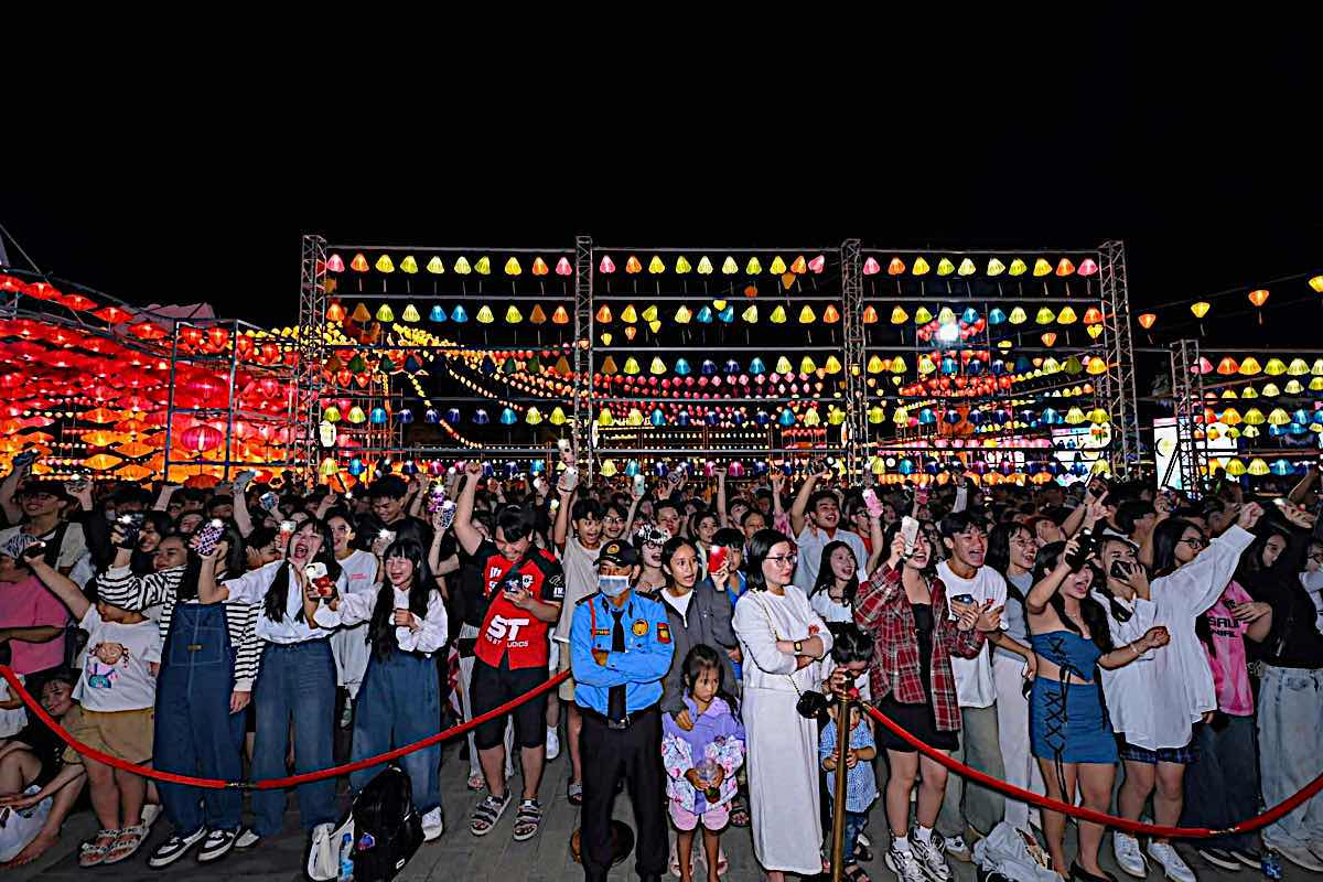 Young people swaying to the music. Photo: Pham Duy