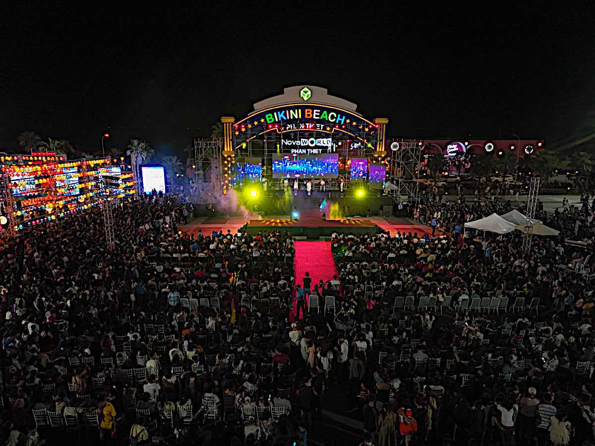 Thousands of people and tourists gathered in front of the stage to watch the music show. Photo: Pham Duy