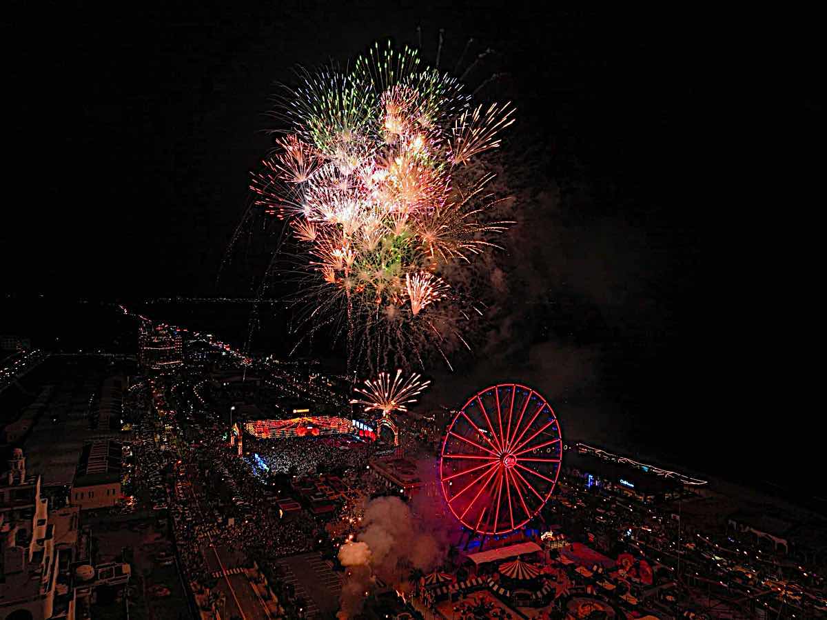 Fireworks light up the Phan Thiet beach. Photo: Pham Duy