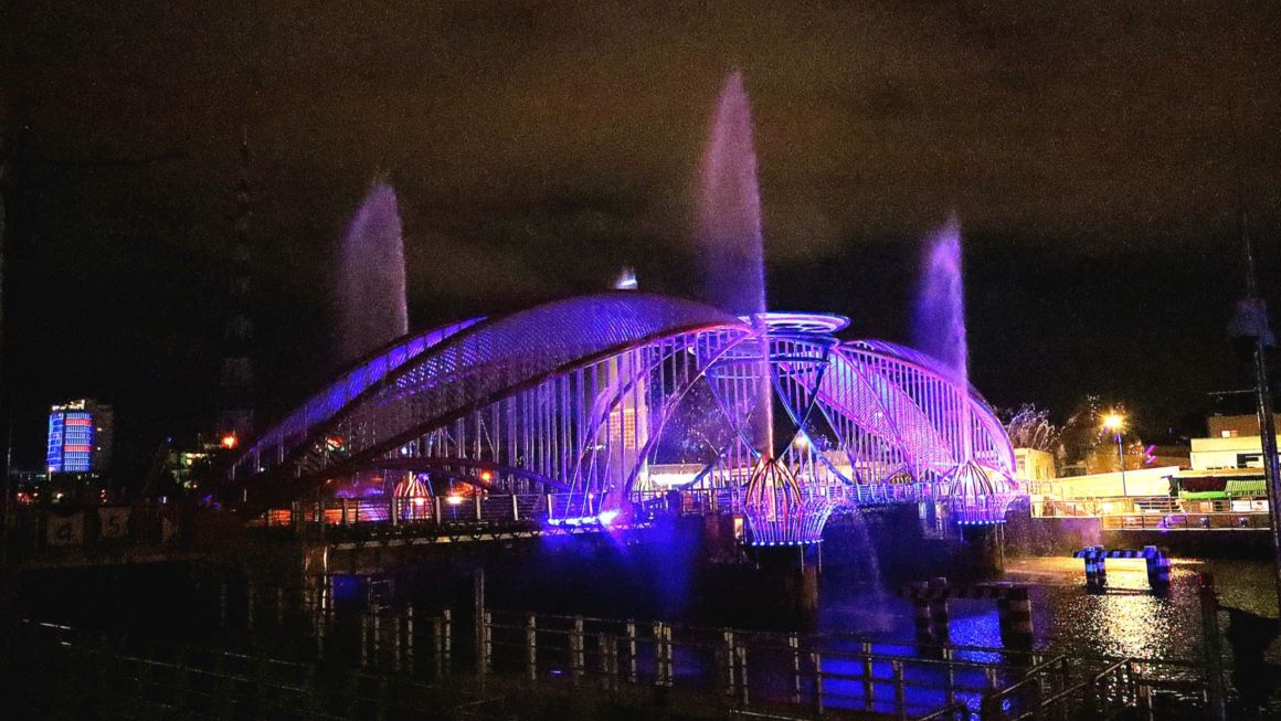 According to Lao Dong Newspaper reporters on the evening of September 2, many people walking on Ninh Kieu Bridge and the surrounding houses were amazed by the artistic lighting and water music performance at Cai Khe Boat Harbour (Ninh Kieu District, Can Tho City).