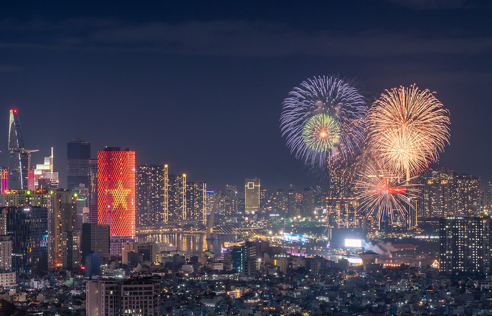 1,500 high-altitude fireworks, 30 low-altitude fireworks, and 10 pyrotechnic fireworks were launched at the Saigon River Tunnel. Photo: Nguyen Khanh Vu Khoa