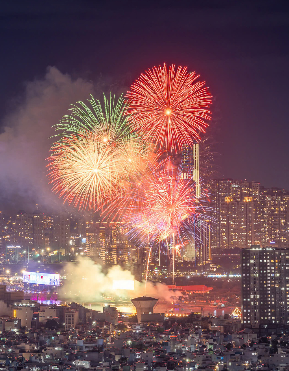 Fireworks explode brilliantly in the sky of Ho Chi Minh City. Photo: Nguyen Khanh Vu Khoa