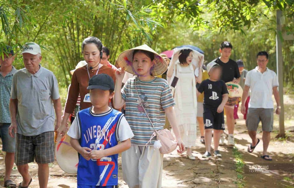 Du khách đến địa đạo Vịnh Mốc tăng cao trong những ngày nghỉ lễ. Ảnh: Nguyễn Luân.