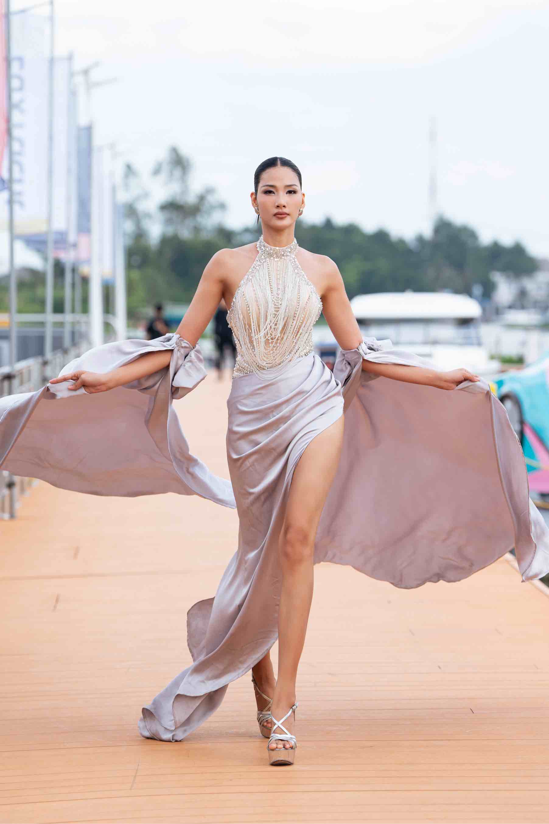 Siêu mẫu Hoàng Thùy trình diễn tại Vietnam International Sea Fashion Festival. Ảnh: NSX