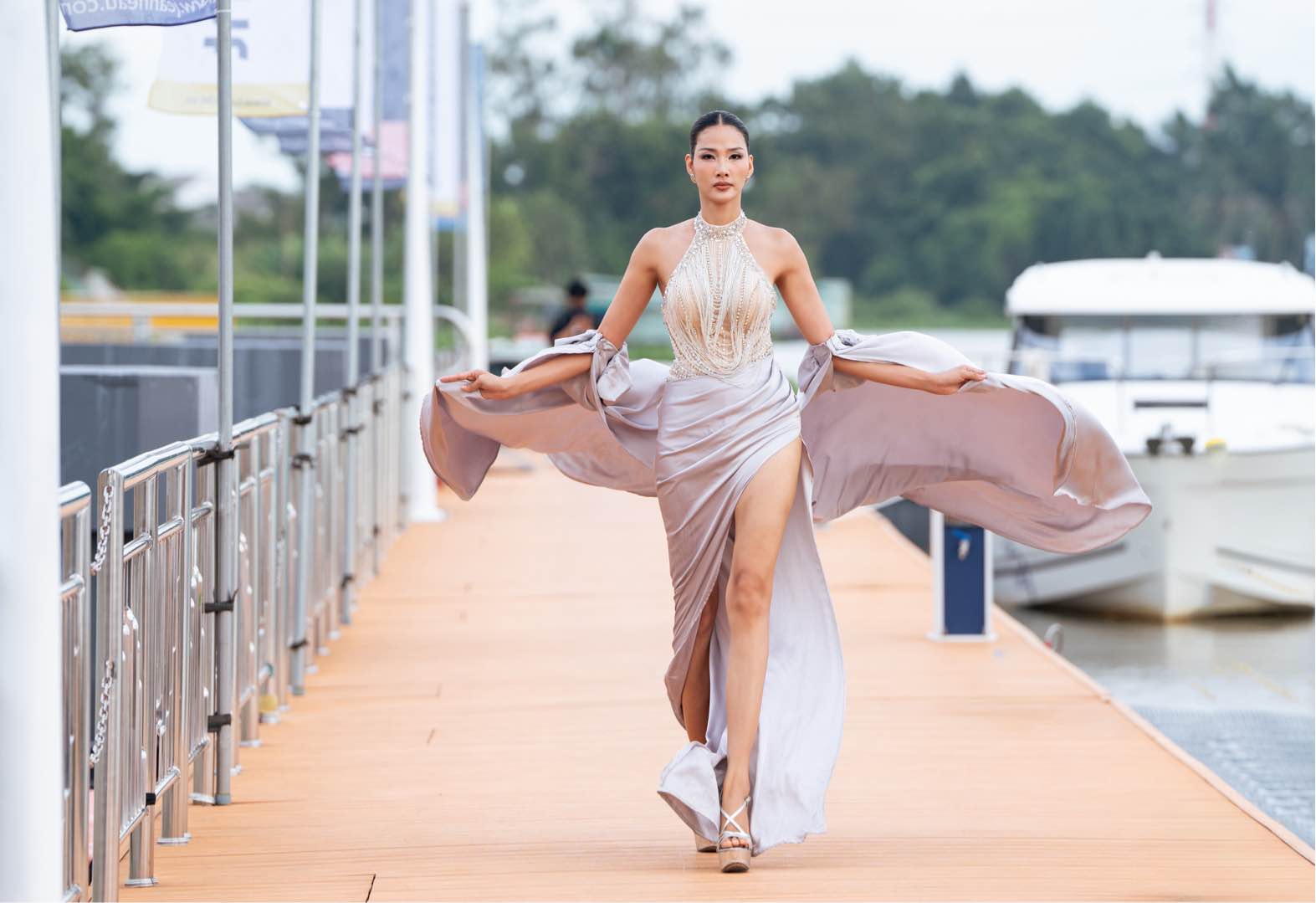 Siêu mẫu Hoàng Thùy trình diễn tại Vietnam International Sea Fashion Festival. Ảnh: NSX