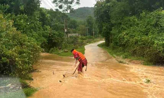 Mưa lớn nước thượng nguồn về chảy qua tràn ở huyện Hương Khê, Hà Tĩnh. Ảnh: Hương Liên