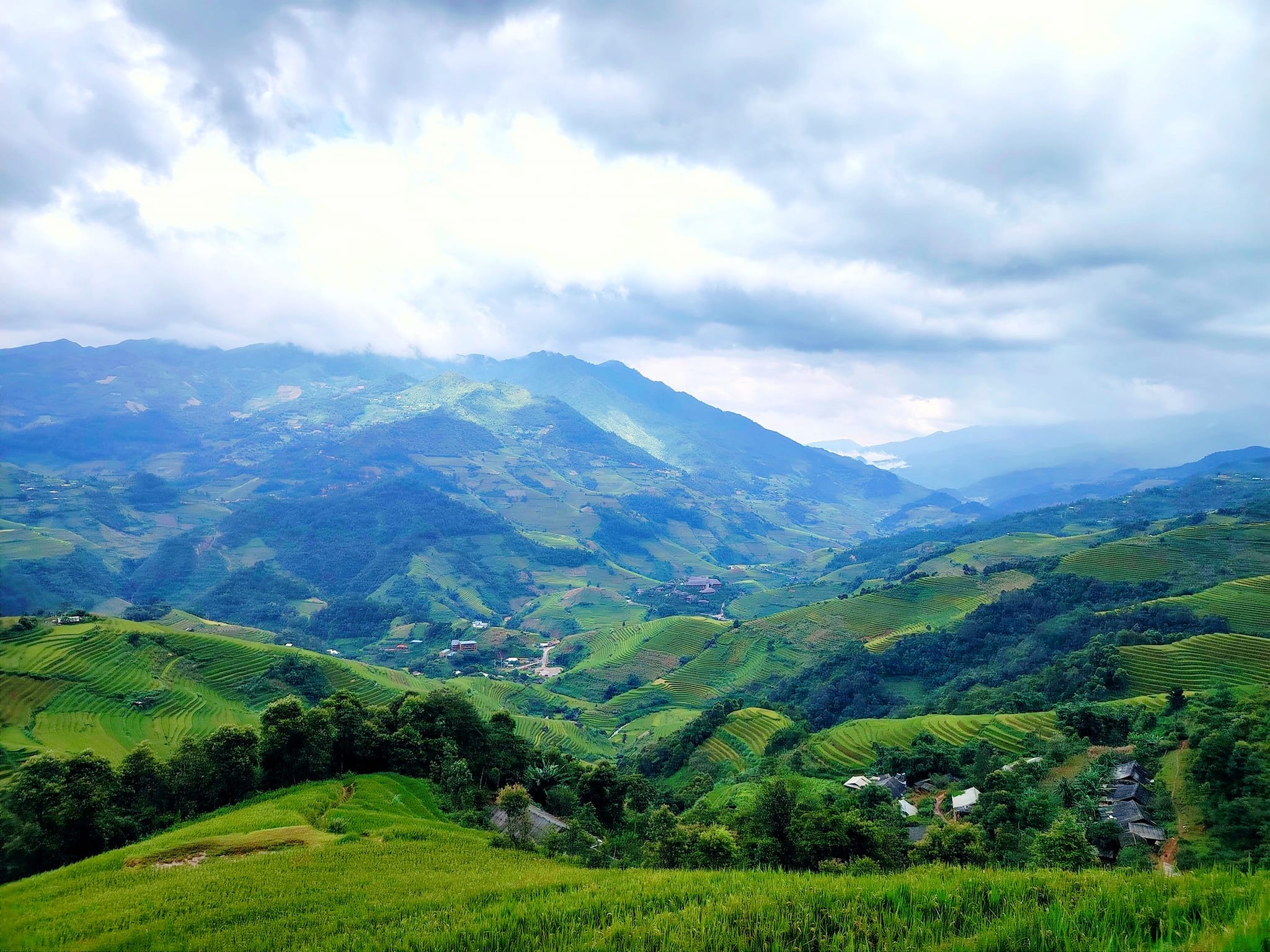 Thoi tiet Mu Cang Chai cuoi thang 9 dau thang 10 co nang nhe, it mua thich hop de ngam lua chin o cac dia diem nhu xa La Pan Tan, xa Kim Noi, cac doi Mam Xoi to, Mam Xoi be, Mong Ngua... Anh: Ho Sinh