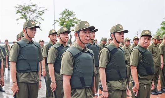 Lực lượng tham gia bảo vệ an ninh, trật tự ở cơ sở được trang bị áo giáp chống đâm, găng tay bắt dao. Ảnh: Minh Quân