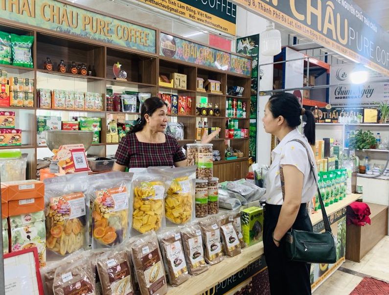 Hội chợ Làng nghề góp phần tăng trưởng kinh tế địa phương. Ảnh: Phương Anh