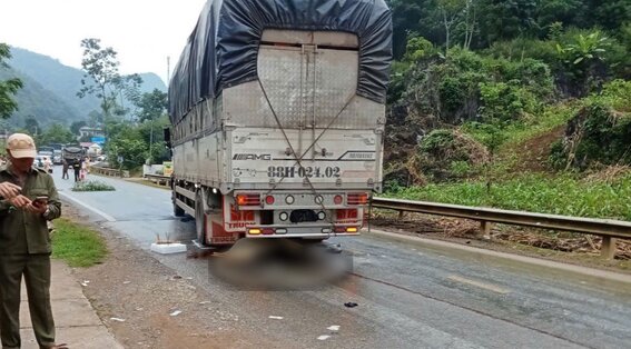 Hiện trường vụ tai nạn trên Quốc lộ 6 khiến 1 người tử vong. Ảnh: Minh Nguyễn