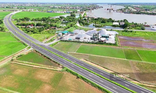 Dự án đường trục phát triển nối vùng kinh tế biển tỉnh Nam Định với đường cao tốc Cầu Giẽ - Ninh Bình nhìn từ trên cao. Ảnh: Lương Hà