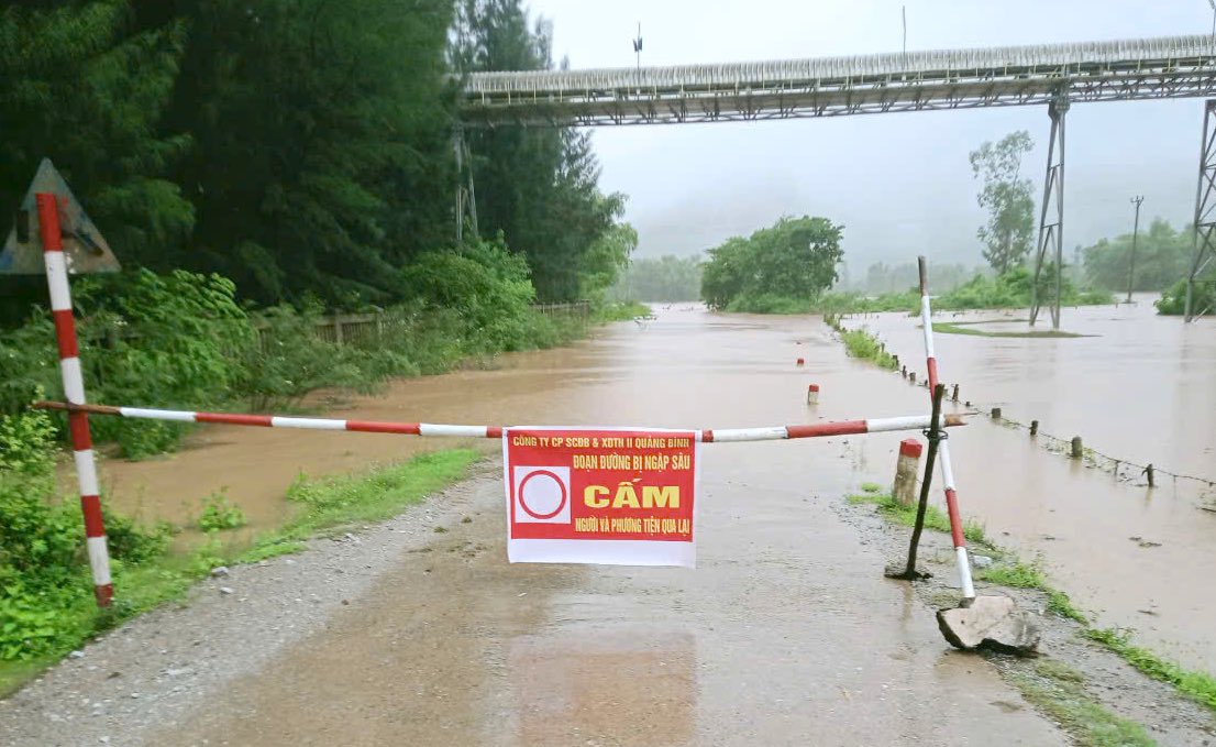 Cac tuyen duong ngap sau, cau chua dam bao an toan duoc dat bien canh bao. Anh: L. Hoang