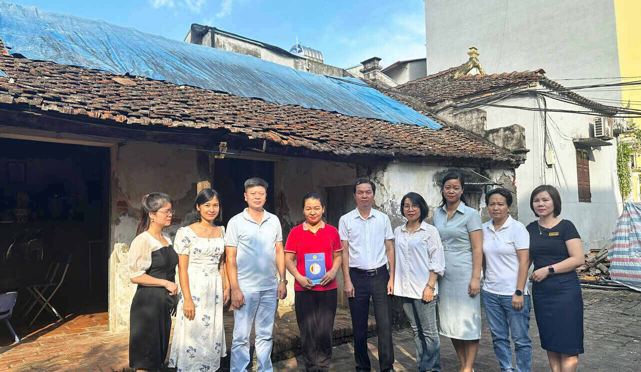 Trao hỗ trợ cho chị Nguyễn Thị Hằng - đoàn viên Công đoàn đang công tác tại Trường Mầm non Minh Khai. Ảnh: CĐCS