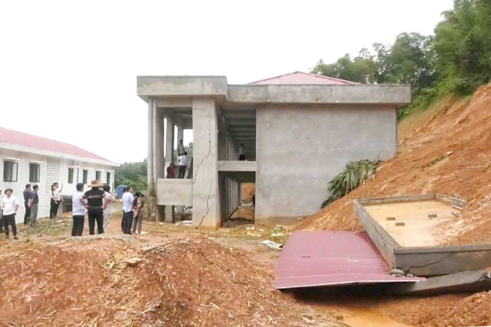 Hàng trăm học sinh nghỉ học sau khi Trường THCS Lâm Phú (huyện Lang Chánh) bị sạt lở nghiêm trọng. Ảnh: Minh Hoàng