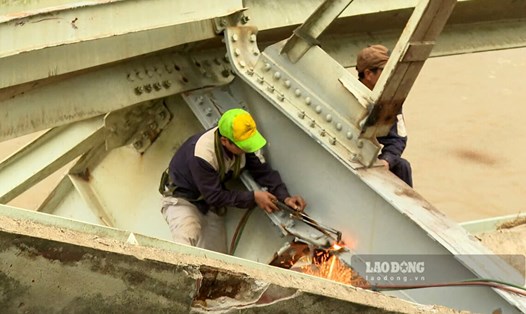 Cắt, phá dỡ phần cầu Phong Châu bị sập trước khi tiến hành trục vớt. Ảnh: CTV.