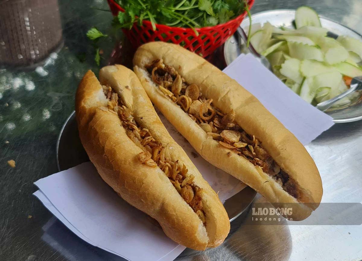 Những chiếc bánh mì pate cùng hành phi giòn rụm thơm ngon. Ảnh: Lương Hà