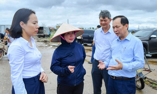 Phó Thống đốc Đào Minh Tú xuống thăm hỏi người dân, hộ kinh doanh có dư nợ vay tại ngân hàng bị thiệt hại sau bão. Ảnh: Quỳnh Mai