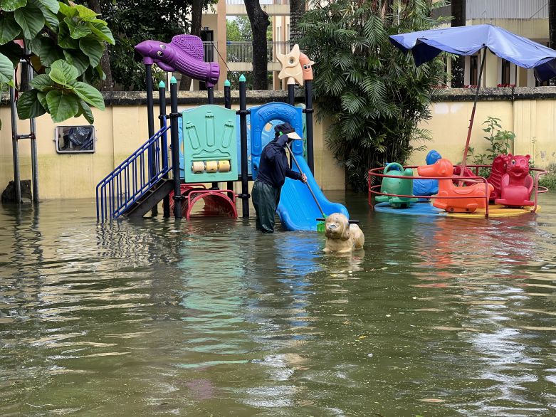 Cac co giao Truong mam non Nam Phuong Tien (Ha Noi) - noi bi ngap trong nuoc 1m hoi dau thang 8 nam 2024 - khoi dong, don rac trong san truong. Anh: Kieu Vu