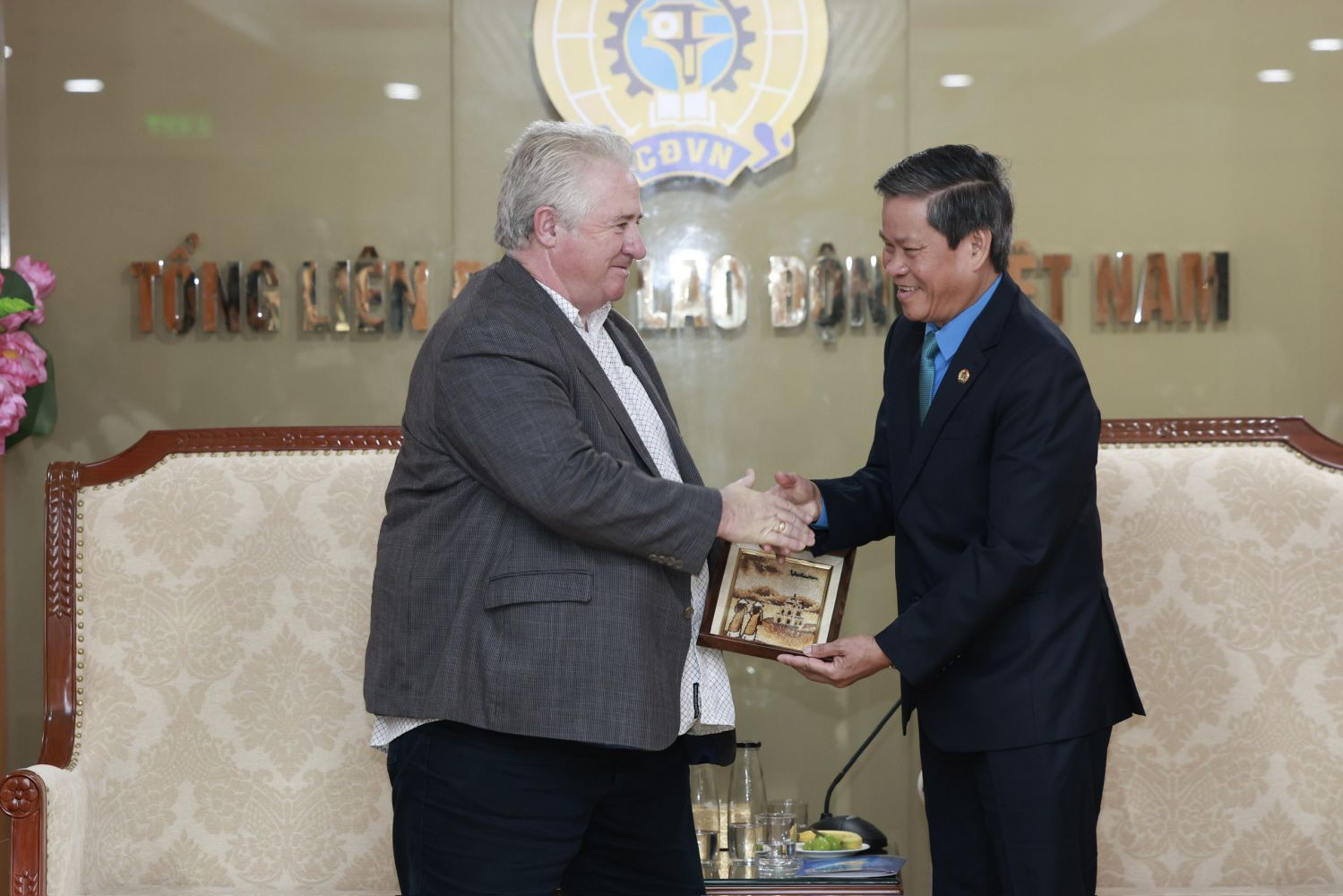 Mr. Dave Noonan (left) - President of the International Building and Wood Workers Union Asia - Pacific region talks with Mr. Huynh Thanh Xuan - Vice President of the Vietnam General Confederation of Labor. Photo: Hai Nguyen