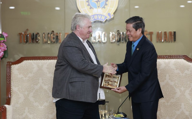 Mr. Dave Noonan (left) - President of the International Building and Wood Workers Union Asia - Pacific region talks with Mr. Huynh Thanh Xuan - Vice President of the Vietnam General Confederation of Labor. Photo: Hai Nguyen
