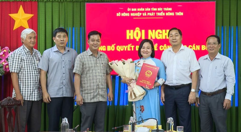 Lãnh đạo UBND tỉnh Sóc Trăng chúc mừng bà Quách Thị Thanh Bình. Ảnh: Sở NNPTNT tỉnh Sóc Trăng