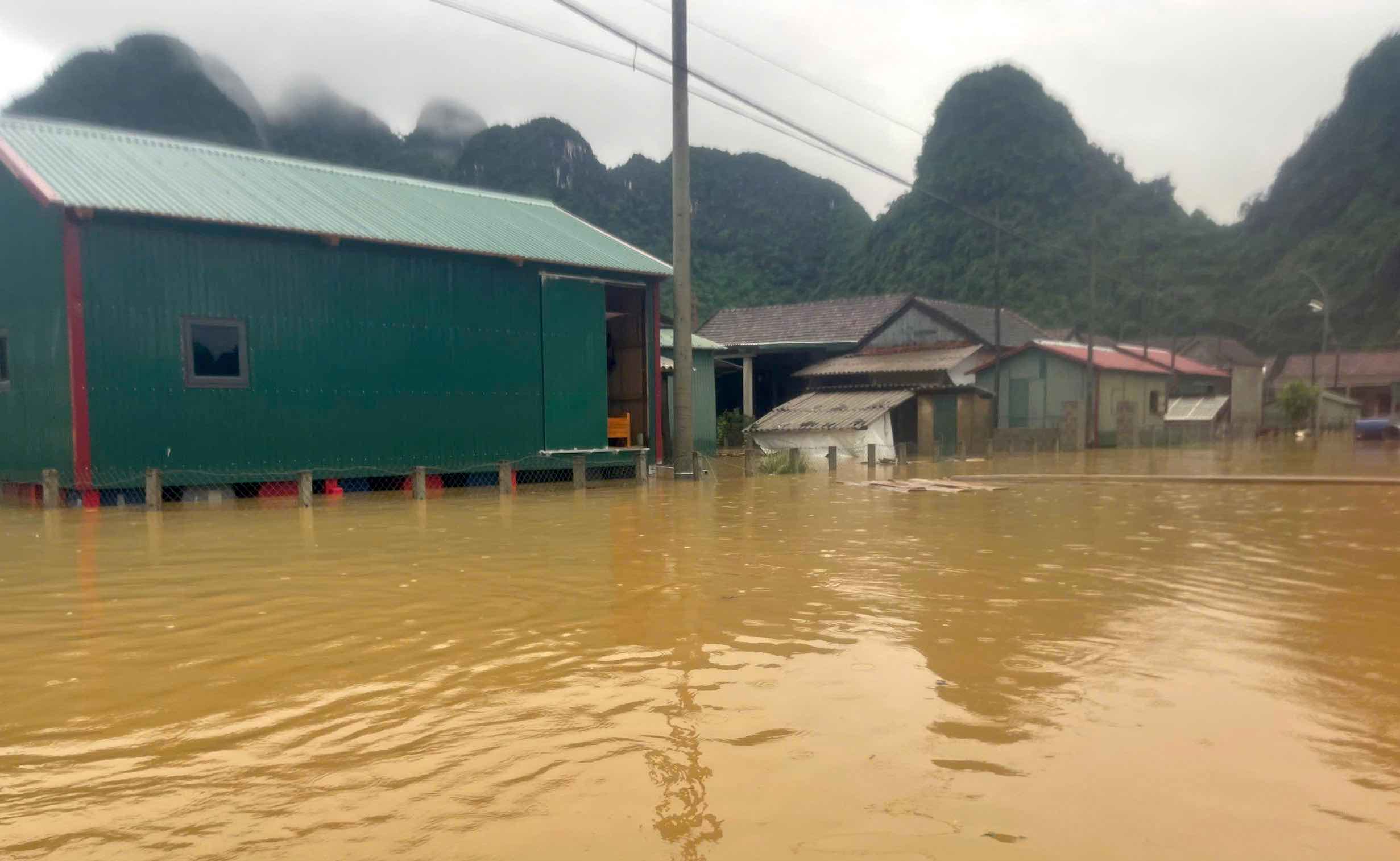 Nguoi dan di chuyen len nha phao de tranh lu. Anh: T. Van